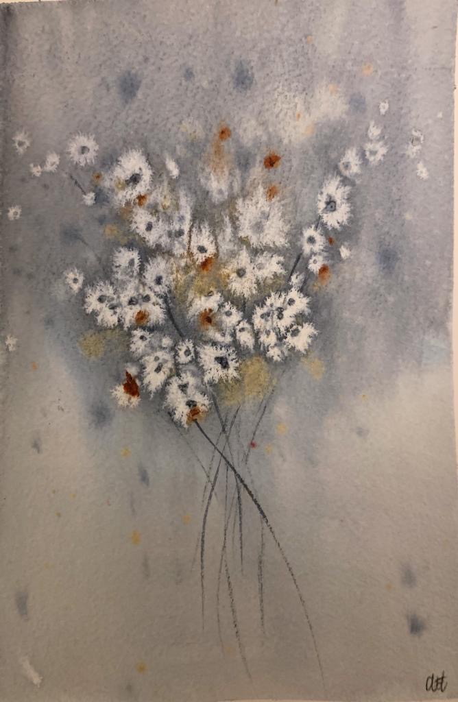 Akvarell med en bukett vita blommor med smala skaft mot en grå bakgrund